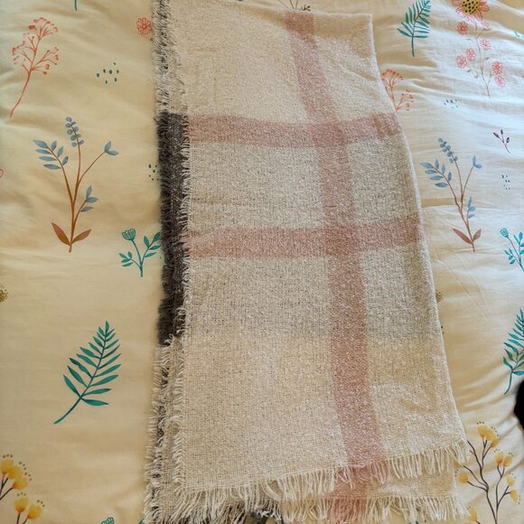 Cozy and Classic BARBOUR Scarf - Picture 4 of 6